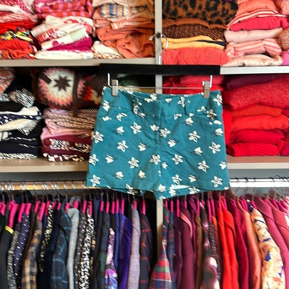 Loft Riviera size 00 (fits like 0-2) teal with white flowers 4” shorts​ - Picture 1 of 3